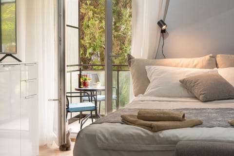 Bed, Seating area, Bedroom, towels