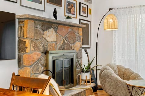 The Green Forest Retreat - Kayak, Hot Tub, Sauna Chalet in Stroud Township