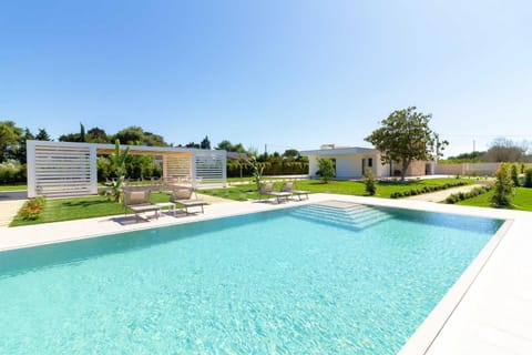 Property building, Day, Garden, Garden view, Pool view, Swimming pool, sunbed