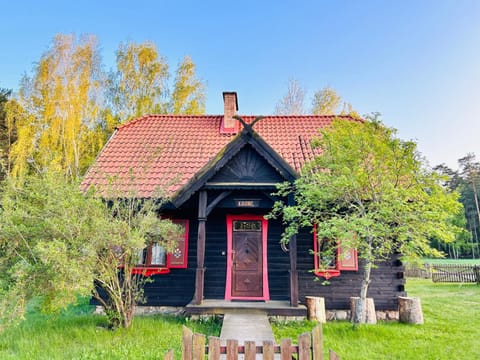 Property building, Facade/entrance, Spring, Natural landscape, Garden, Garden view, Parking