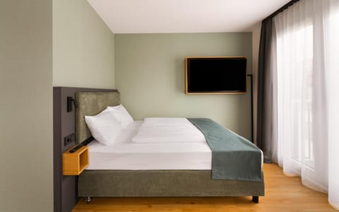 Bed, TV and multimedia, Bedroom