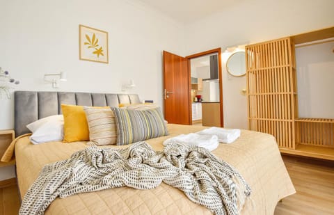 Bed, Photo of the whole room, Bedroom, towels, wardrobe