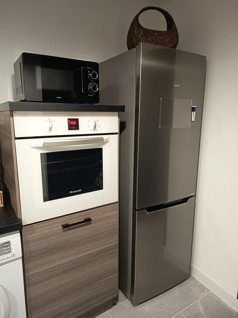 Kitchen or kitchenette, oven