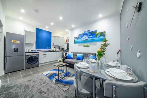 Kitchen or kitchenette, Dining area, minibar, pet friendly, stove, washing machine, dryer