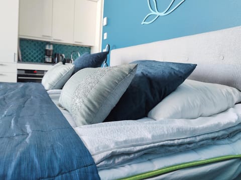 Bed, Living room, Photo of the whole room, Bedroom