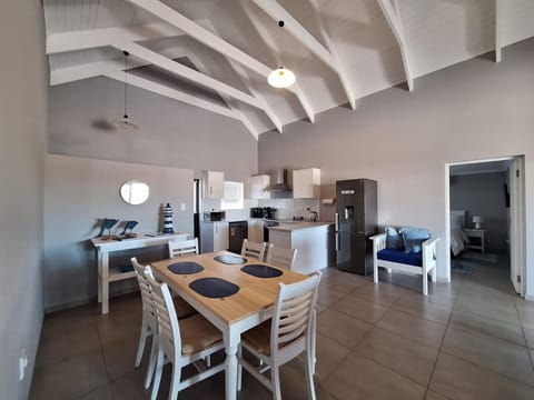 Kitchen or kitchenette, Living room, Seating area, Dining area, minibar, stove