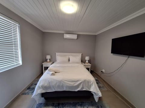 Bed, Photo of the whole room, Bedroom, air conditioner