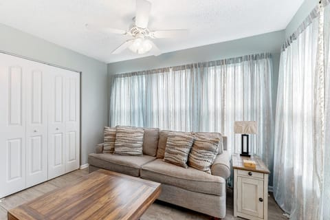 Sunny Shores Retreat Apartment in Garden City