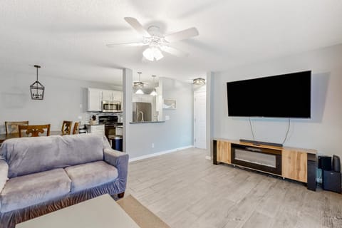 Sunny Shores Retreat Apartment in Garden City