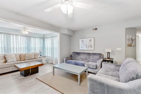 Sunny Shores Retreat Apartment in Garden City