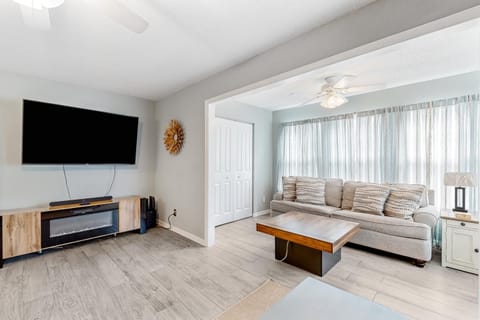 Sunny Shores Retreat Apartment in Garden City