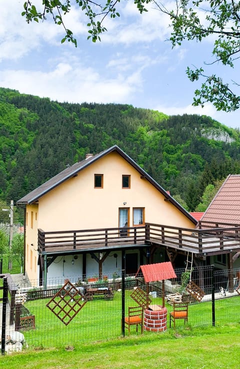 Property building, Natural landscape, Garden, Balcony/Terrace