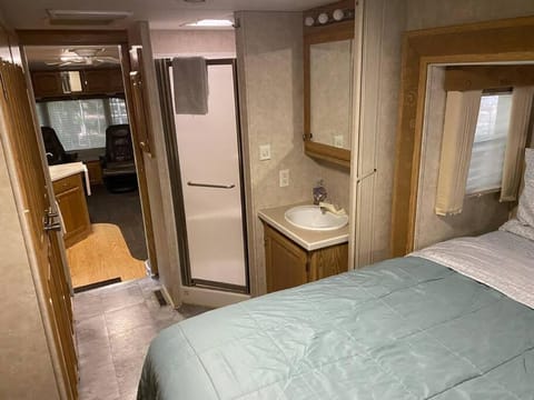 Betsie -35Ft RV Camper in Woods -Firepit & Hot Tub Apartment in Michigan