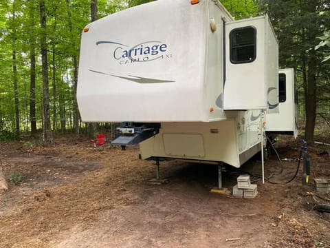 Betsie -35Ft RV Camper in Woods -Firepit & Hot Tub Apartment in Michigan