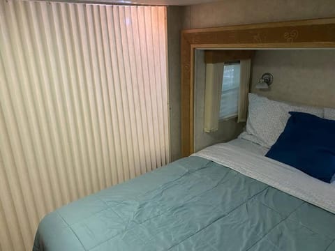 Betsie -35Ft RV Camper in Woods -Firepit & Hot Tub Apartment in Michigan