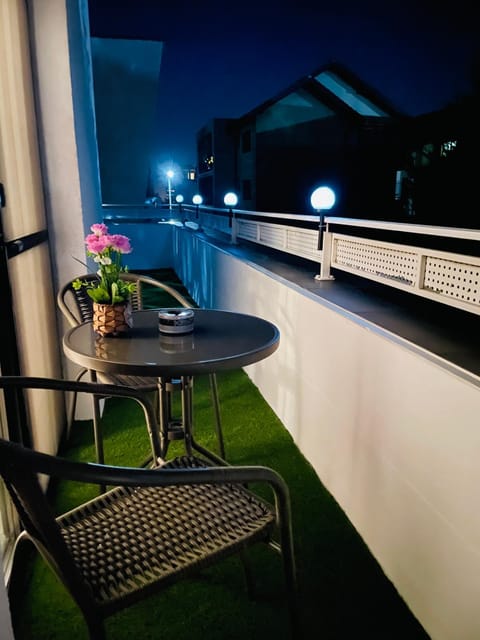 Night, View (from property/room), Balcony/Terrace