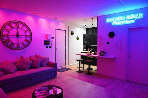 TV and multimedia, Kitchen or kitchenette, Living room, Seating area, Dining area