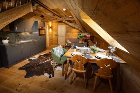 Kitchen or kitchenette, Dining area