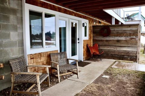 Charming 1 bedbath Suite in waterfront Cottage Apartment in Somers