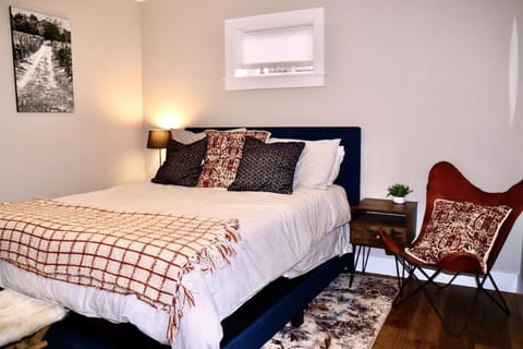 Charming 1 bedbath Suite in waterfront Cottage Apartment in Somers