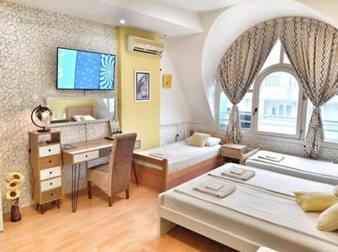 Bed, TV and multimedia, Kitchen or kitchenette, Living room, Photo of the whole room, Seating area, Dining area, Bedroom, hair dresser, towels, air conditioner