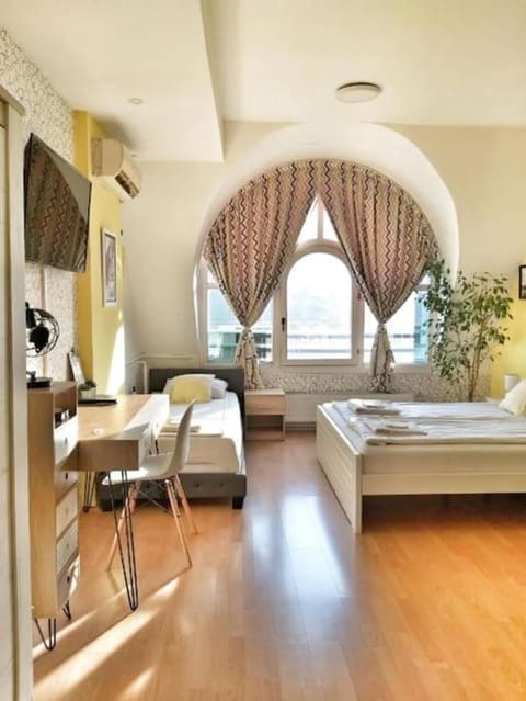 Bed, TV and multimedia, Living room, Photo of the whole room, Seating area, hair dresser