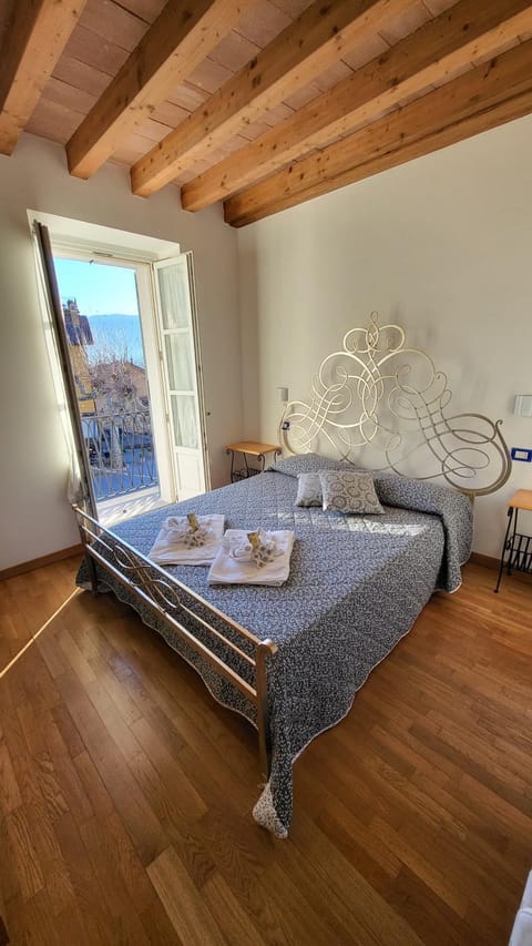 Bed, Photo of the whole room, towels