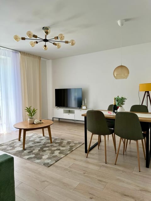 Communal lounge/ TV room, TV and multimedia, Dining area, Evening entertainment