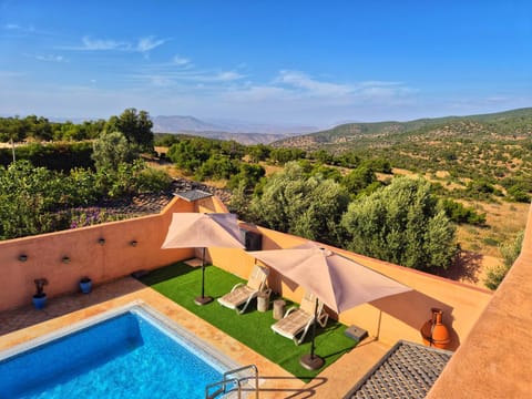 Day, Natural landscape, Mountain view, Pool view, Swimming pool, sunbed