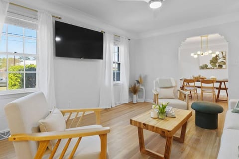 Communal lounge/ TV room, TV and multimedia, Living room, Seating area, Dining area, Evening entertainment