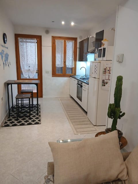 Kitchen or kitchenette, Dining area, pet friendly, stove