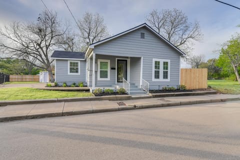 1 Mi to Dtwn Waco! Lovely Home with Fire Pit Table House in Waco