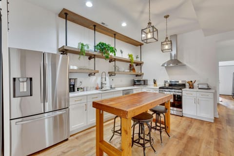 Bright Modern 4Bd 2Ba in the Heart of Wrigleyville condo Apartment in Wrigleyville