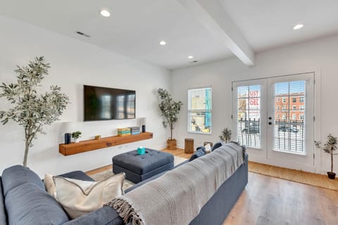 Bright Modern 4Bd 2Ba in the Heart of Wrigleyville condo Apartment in Wrigleyville