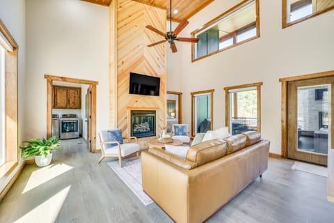 Broken Bow Cabin about 5 Mi to State Park with Hot Tub! Cabin in Broken Bow