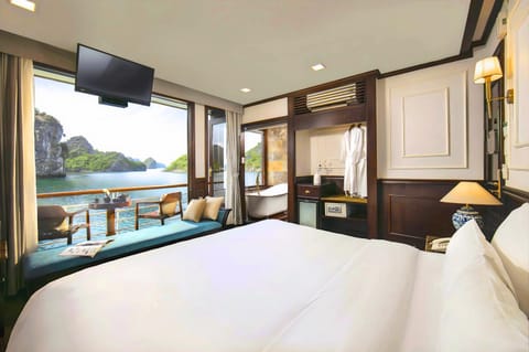 Communal lounge/ TV room, Bed, Natural landscape, TV and multimedia, Living room, Photo of the whole room, Seating area, Evening entertainment, Bedroom, Lake view, Mountain view, River view
