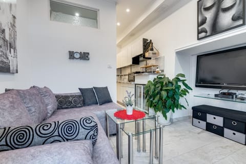TV and multimedia, Kitchen or kitchenette, Living room, Seating area