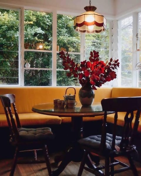 Seating area, Dining area
