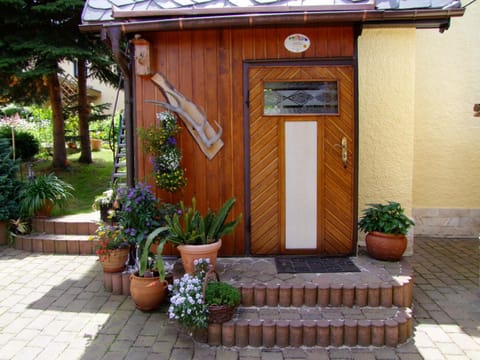 Patio, Facade/entrance