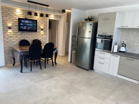 TV and multimedia, Kitchen or kitchenette, Dining area, oven, stove, toaster