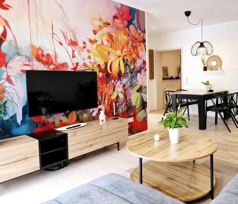 TV and multimedia, Living room, Decorative detail, Seating area, Dining area