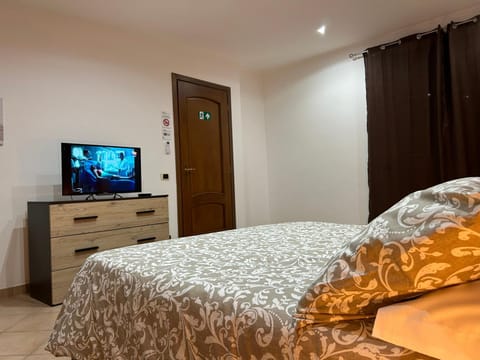People, TV and multimedia, Bedroom