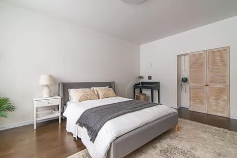 Bed, Photo of the whole room, Bedroom, wardrobe