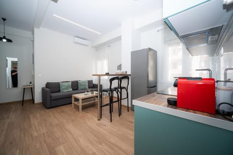 Bed, Coffee/tea facilities, Kitchen or kitchenette, Living room, Seating area, kitchen, air conditioner