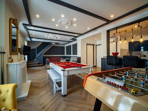 Billiard, Game Room