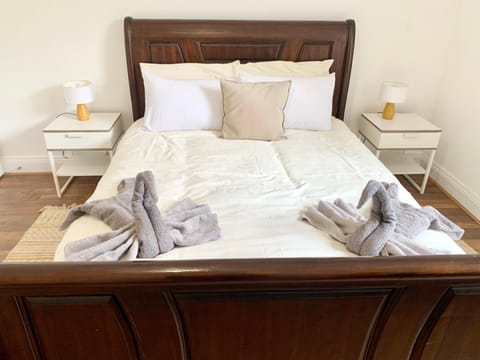 Bed, Bedroom, towels