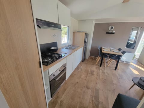 Kitchen or kitchenette, Dining area, minibar, pet friendly, stove, toaster