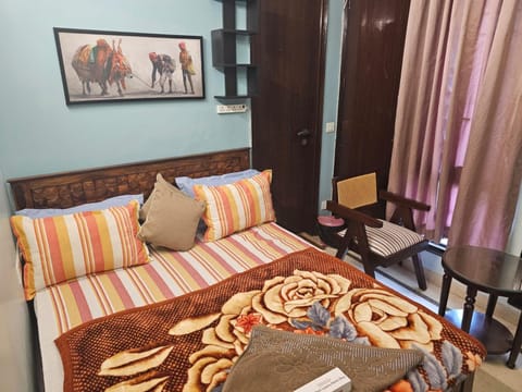 Bed, Photo of the whole room, Seating area, Bedroom