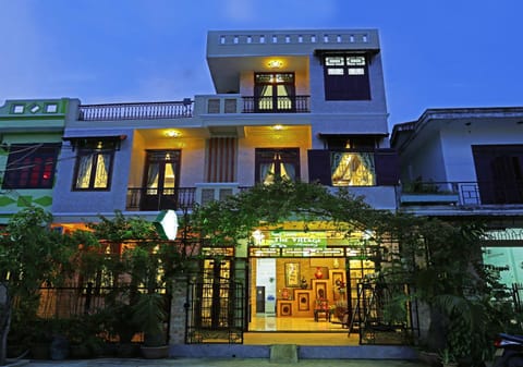 Facade/entrance, Area and facilities