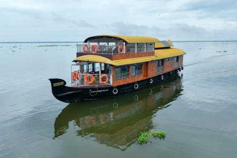 Photo of the whole room, Lake view